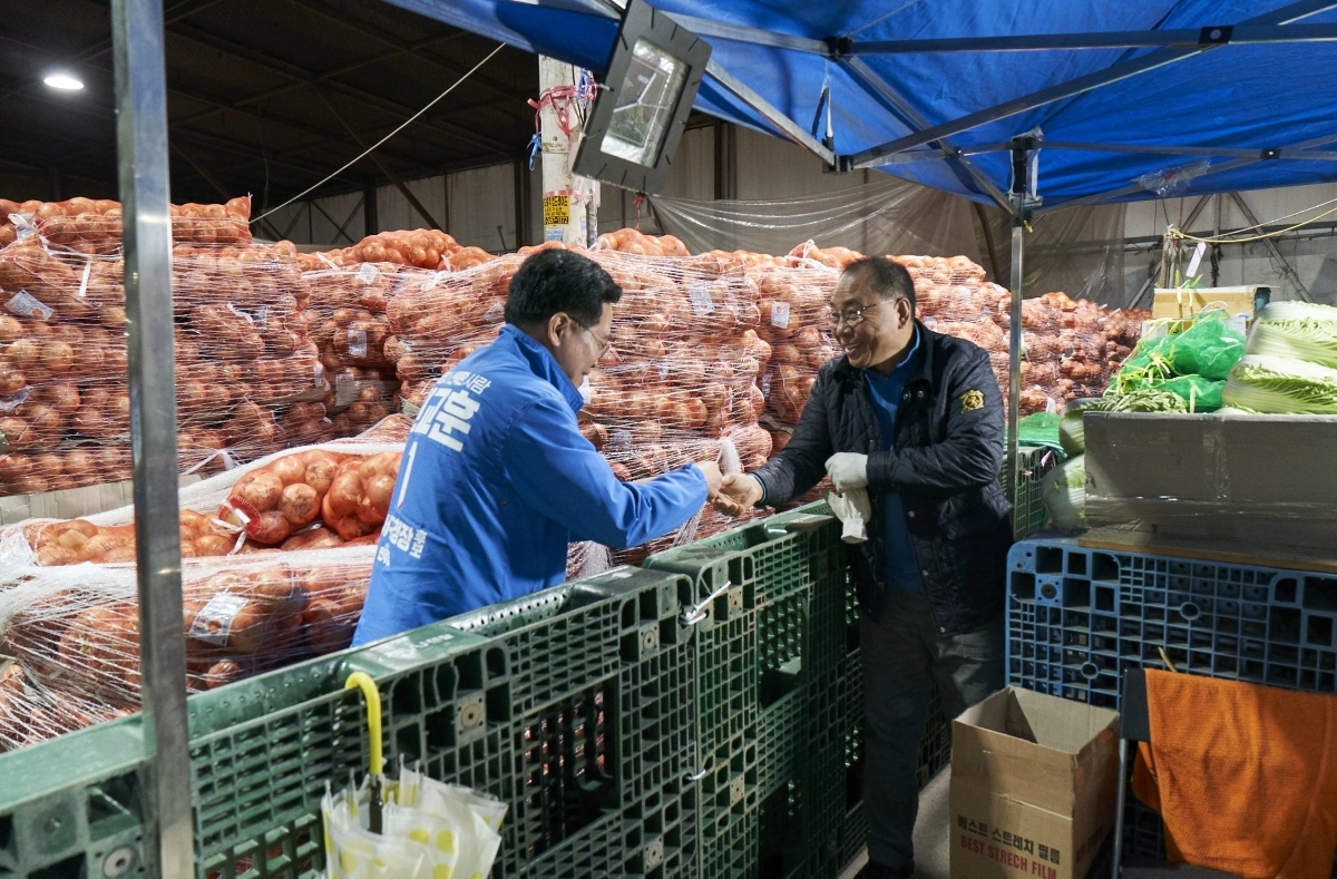 진교훈 민주당 강서구청장 후보, 농산물도매시장 방문