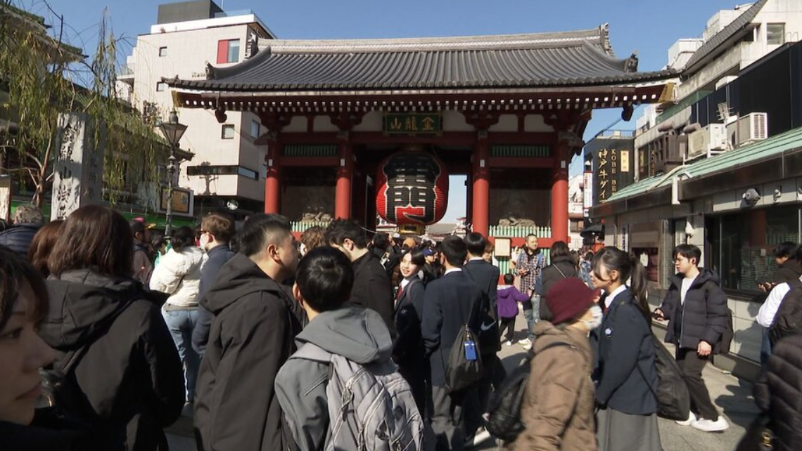 지난달 일본을 찾은 외국인 관광객이 3개월 만에 감소세로 돌아섰다. 사진은 일본을 찾은 관광객들의 모습. FNN 보도화면 캡처