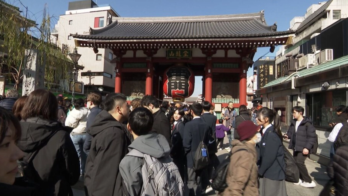 지난달 일본을 찾은 외국인 관광객이 3개월 만에 감소세로 돌아섰다. 사진은 일본을 찾은 관광객들의 모습. FNN 보도화면 캡처