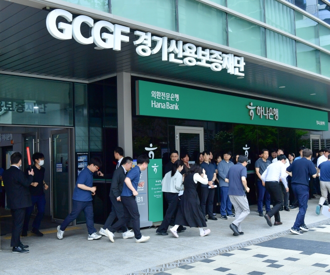 ‘화재 꼼짝 마!’…경기신보, 소방교육과 실전형 훈련 실시