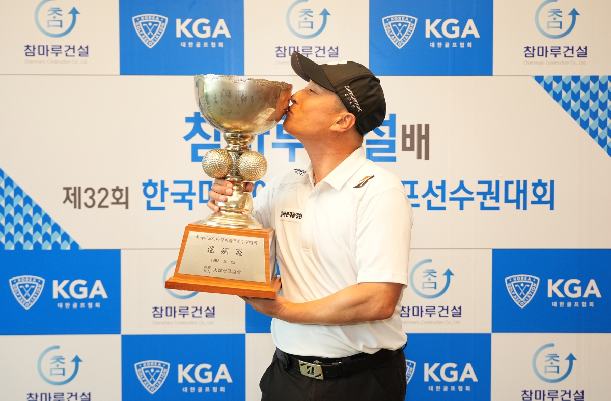 우승 트로피에 입맞추는 손기민. 대한골프협회 제공.