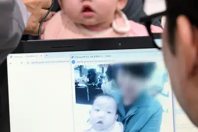 수서경찰서 부스에서 지문 등록하는 신생아