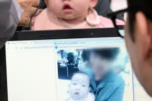 수서경찰서 부스에서 지문 등록하는 신생아
