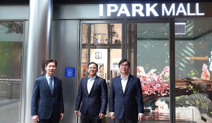 아이파크몰 용산점 ‘건물 에너지·공기질 안심건물’ 인증 현판식에 단국대 문현준 교수(좌), HDC랩스 박종민 상무(가운데), 아이파크몰(주) 이춘성 경영지원본부장(우)이 기념 사진 촬영을 하고 있다.