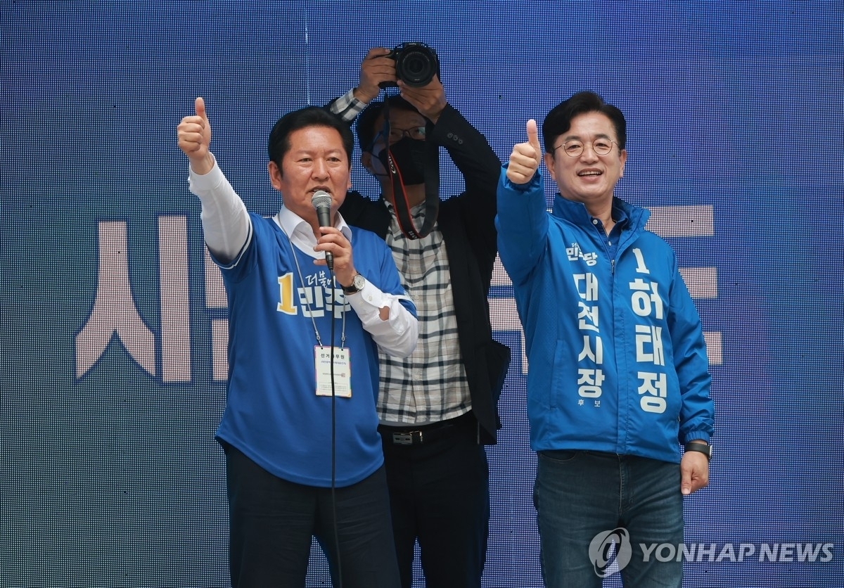 정청래 더불어민주당 총괄상임선거대책위원장이 21일 대전 중구 으능정이 문화의 거리에서 허태정(사진 오른쪽) 대전시장 후보 지원 유세를 하고 있다. 대전 연합뉴스