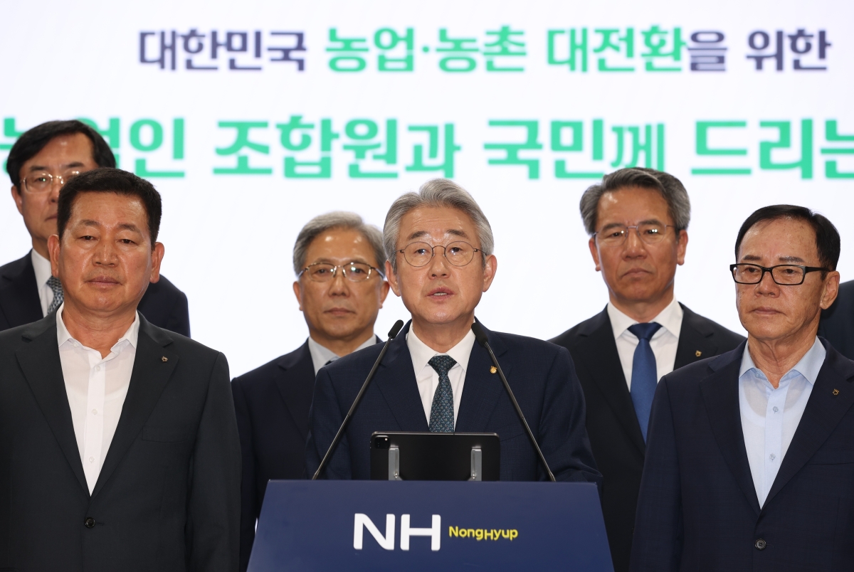 강호동 농협중앙회장이 21일 서울 중구 농협중앙회 본관에서 조합원 직선제를 수용하는 내용의 ‘농업인 조합원과 국민께 드리는 글’을 발표하고 있다. 농협중앙회 제공