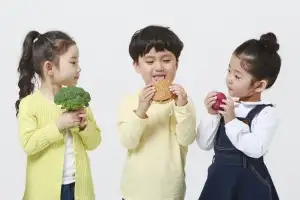 어린 자녀 2명 태우고 만취운전 무책임한 엄마…애들 급식카드로 술·담배 산 부모