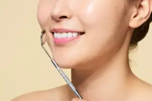 “얼음 깨물어 먹었는데”…치아 망치는 나쁜 습관 5가지