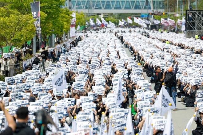 ‘억대 보상’ 新노조는 딴 세상… “성과급? 내 걱정은 계약 연장” [노동의 분화, 무너진 연대]