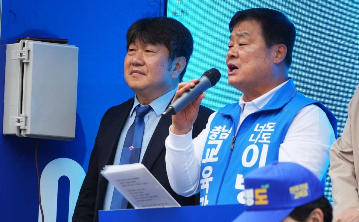 이병도 충남교육감 후보가 21일 지지를 호소하고 있다. 이 후보 캠프 제공