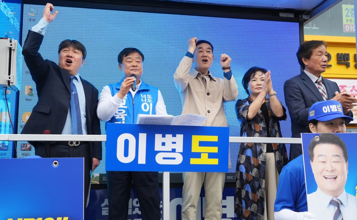 이병도 충남교육감 후보가 21일 동남구 신세계백화점 앞에서 열린 유세에서 지지를 호소하고 있다. 이 후보 캠프 제공