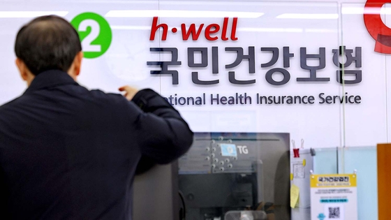국민건강보험 공단이 가짜 직장가입자 단속을 강화한다. 건보공단에 따르면 2023년부터 3년간 적발한 허위 가입자만 9202명, 소급 부과한 지역건보료는 666억원에 이른다.