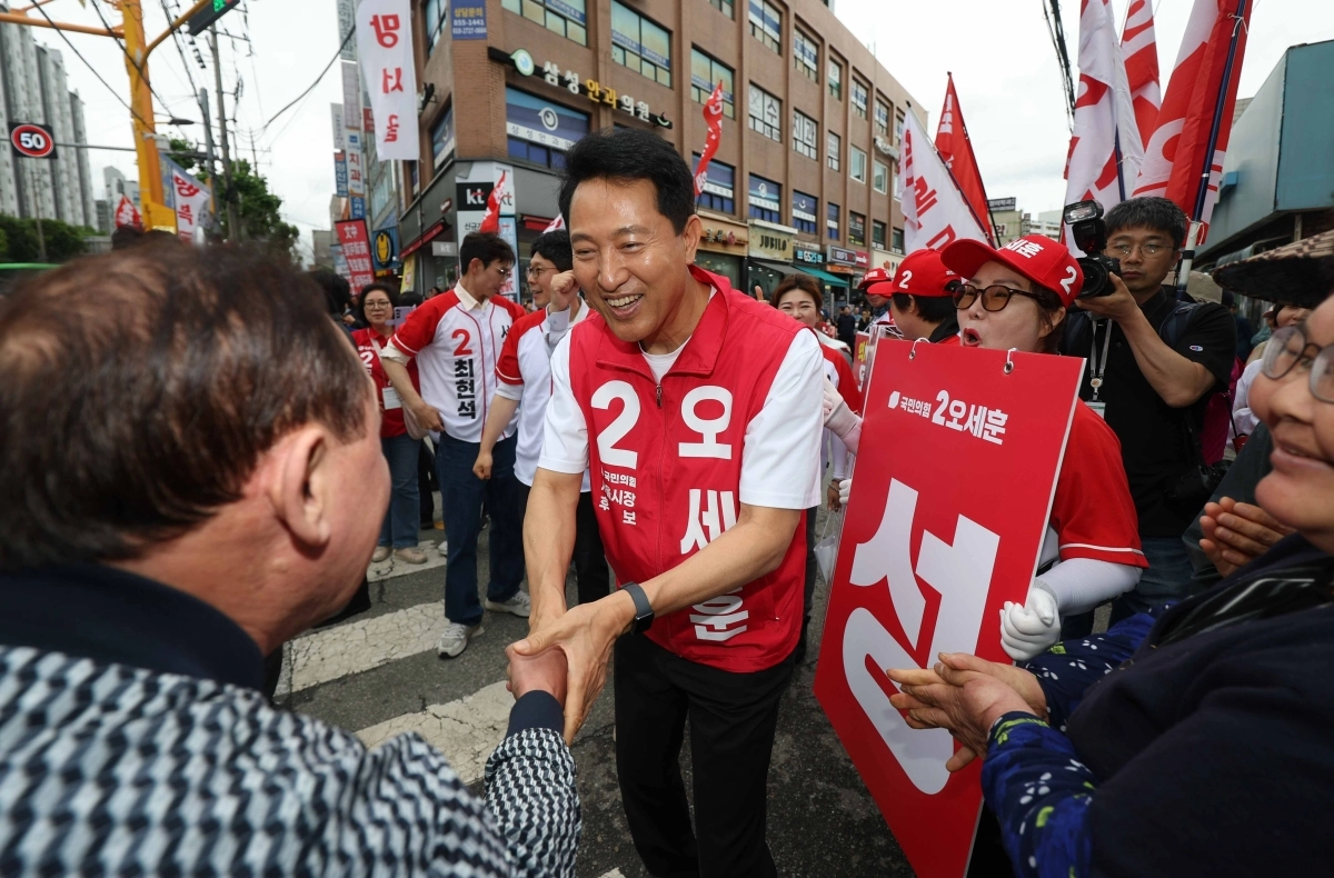 오세훈 국민의힘 서울시장 후보가 공식 선거운동 첫날인 21일 서울 구로구 남구로시장에서 시민을 만나 악수하고 있다. 뉴시스