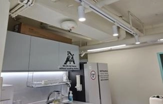 서울시 내 한 캡슐형 숙박업소에 ‘자동확산소화기’가 설치돼 있는 모습. 서울시 제공
