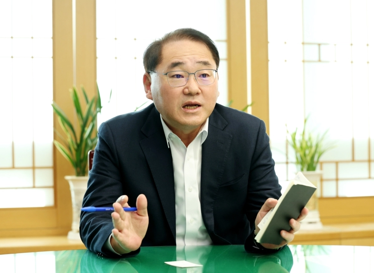 김종훈 전북도 경제부지사가 21일 서울신문과 인터뷰에서 새만금 글로벌 첨단산업 육성 방안에 대해 설명하고 있다.  전북도 제공