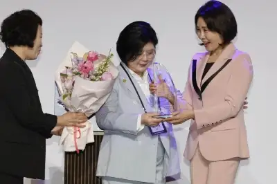 모교 찾은 김혜경 여사 “교육은 사회를 변화시키는 힘”