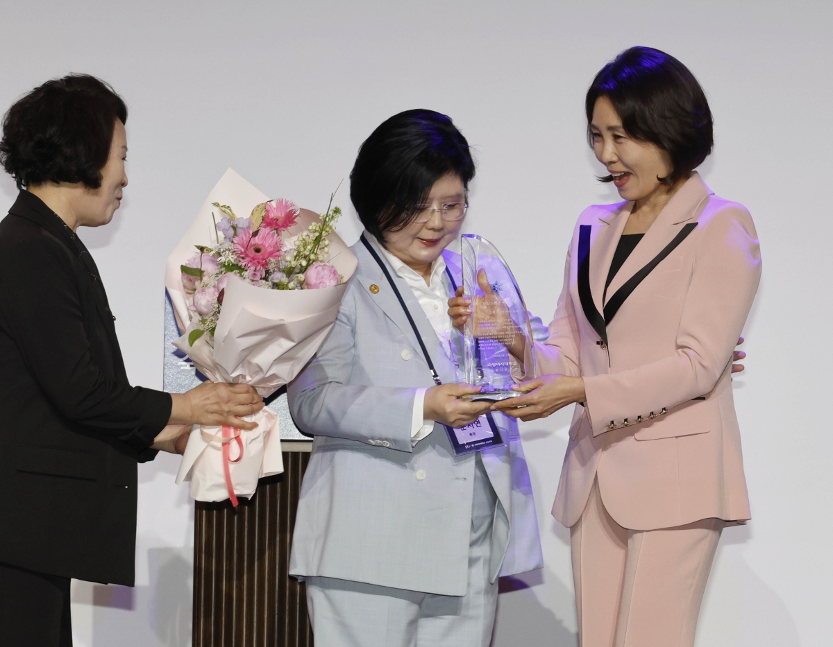 김혜경(오른쪽) 여사가 21일 서울 강남구의 한 호텔에서 열린 ‘숙명 창학 120주년 기념 전야제’에 참석해 문시연 숙명여대 총장으로부터 ‘자랑스러운 숙명인상’을 수상하고 있다. 연합뉴스