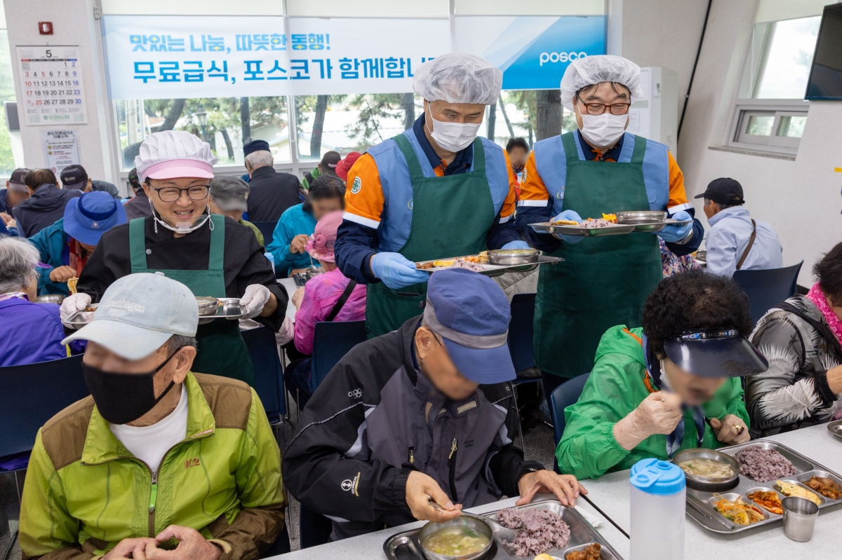 이미영(왼쪽부터) 셰프와 이희근 포스코 사장, 오창석 포항제철소 제강부 명장이 21일 경북 포항시 송림노인복지관에서 배식 봉사를 하고 있다. 포스코 제공