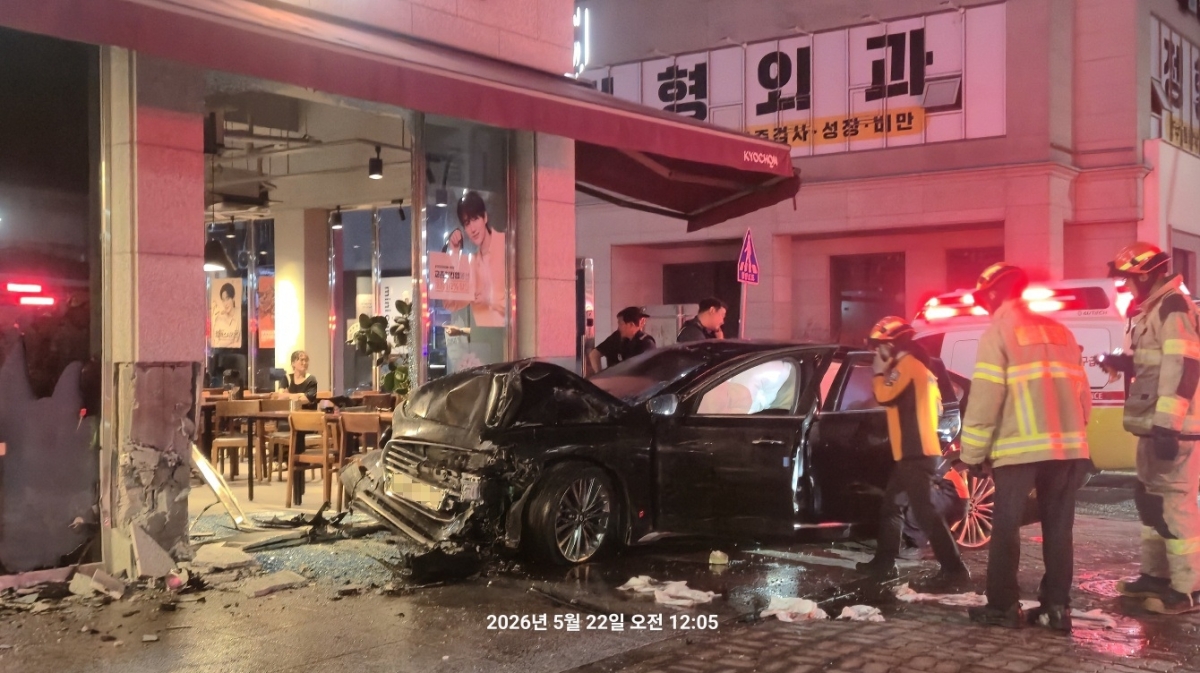 21일 오후 11시 45분쯤 순천시 신대지구 하나은행 앞 상가 밀집 지역에서 음주 차량이 건물 상가로 돌진했다.