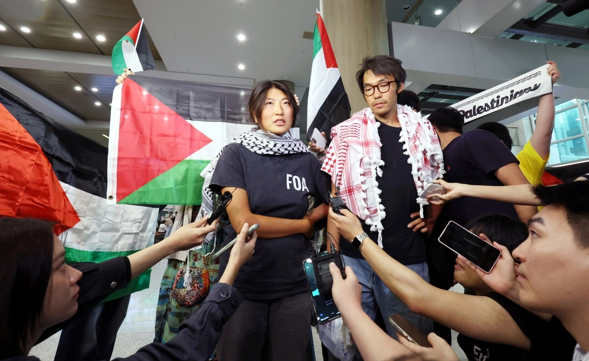 이스라엘군에 나포됐다가 석방된 활동가 김아현(활동명 해초)씨와 김동현씨가 22일 오전 인천국제공항 제1터미널 입국장으로 귀국해 취재진 질문에 답하고 있다. 2026.5.22 뉴시스