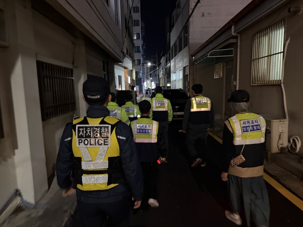 야간 순찰활동하는 제주도 자치경찰단의 모습. 제주도자치경찰단 제공