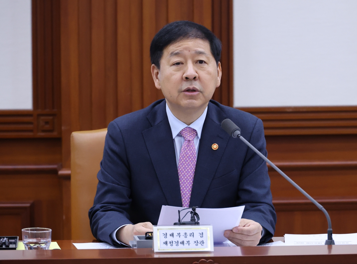 구윤철 경제부총리 겸 재정경제부 장관이 22일 서울 종로구 정부서울청사에서 열린 비상경제본부 회의 겸 경제장관ㆍ국가창업시대전략회의 및 부동산관계장관회의에서 발언하고 있다. 연합뉴스