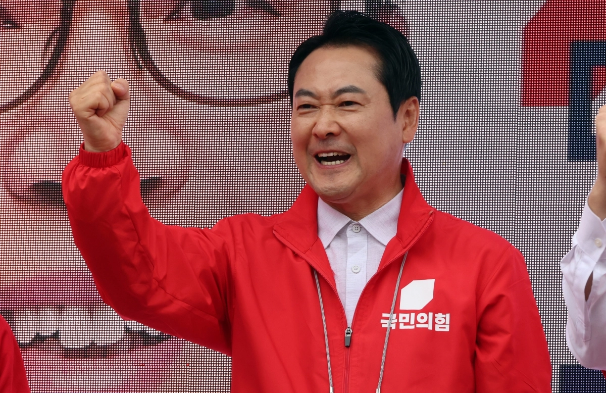 장동혁 국민의힘 대표가 21일 충남 공주 산성시장을 찾아 민주당 심판을 외치고 있다 2026.05.21. 공주 뉴시스
