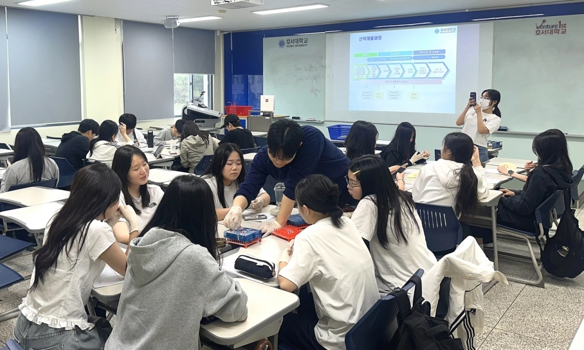 천안 두정고 학생들이 호서대 전공체험 프로그램을 체험하고 있다. 호서대 제공