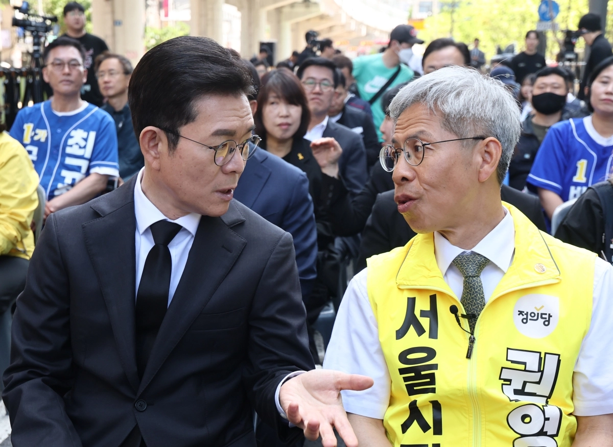정원오 더불어민주당 서울시장 후보(왼쪽)가 22일 서울 구의역에서 열린 구의역 참사 10주기 추모문화제에서 권영국  정의당 서울시장 후보와 대화하고 있다. 2026.5.22 연합뉴스