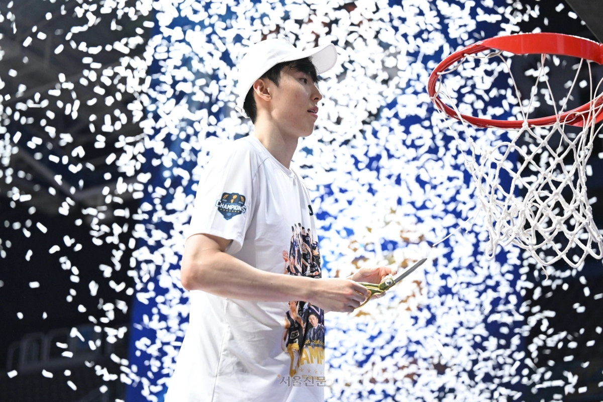 부산 KCC 송교창이 13일 경기 고양소노아레나에서 열린 고양 소노와 KCC의 2025~26 프로농구 챔피언결정전 5차전에서 KCC가 승리하며 시리즈 전적 4승1패로 우승을 확정한 뒤 그물 커팅 세리머니를 하고 있다. 2026.5.13 KBL 제공