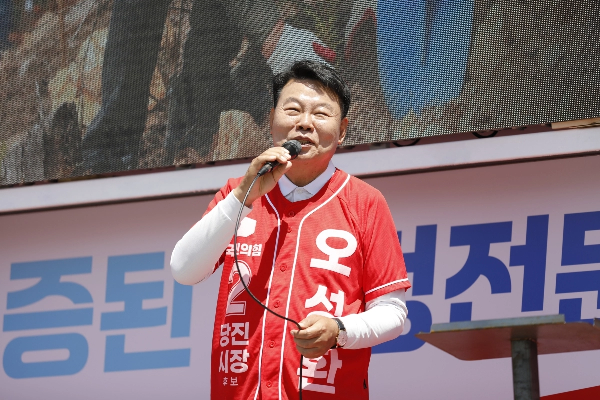 오성환 국민의힘 당진시장 후보가 거리유세에서 공약을 설명하고 있다. 오 후보 캠프 제공