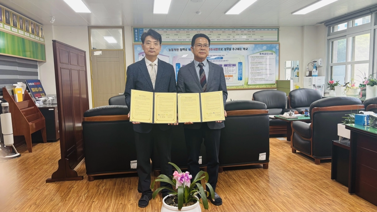 기순도(오른쪽) 전남뿌리기업협회 회장과 이희건 순천미래과학고 교장이 산학 업무 협약서를 들고 기념촬영을 하고 있다.