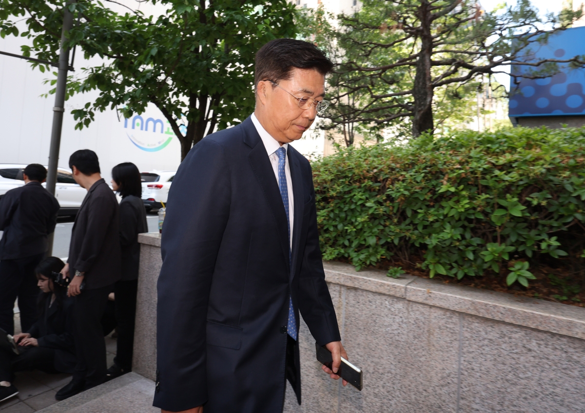 홍장원 전 국가정보원 제1차장이 22일 오전 경기 과천시 2차 종합특별검사팀(특별검사 권창영) 사무실에 피의자 신분으로 출석하고 있다. 뉴시스