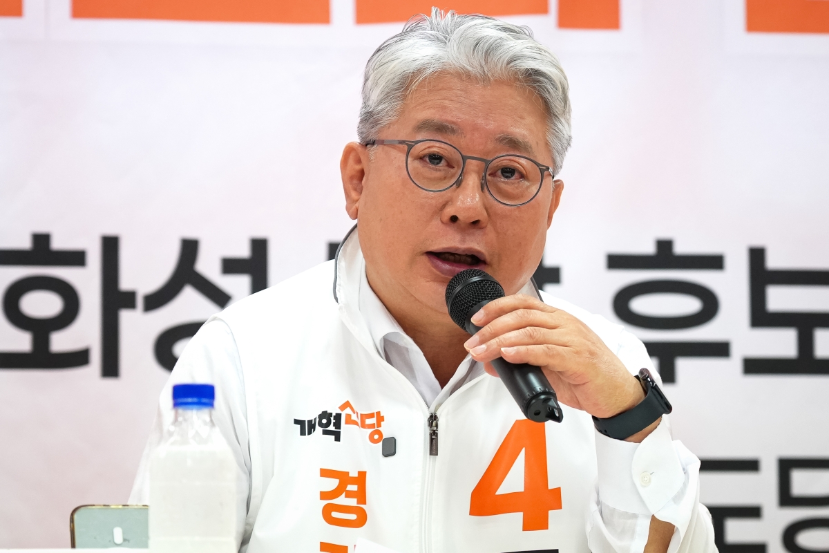 6·3 지방선거 조응천 개혁신당 경기지사 후보가 21일 경기 화성시 전성균 화성시장 후보 선거사무실에서 열린 현장 중앙선대위원회의 및 경기도 선대위 출정식에서 모두 발언을 하고 있다. 뉴스1