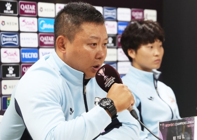 리유일 북한 내고향여자축구단 감독이 22일 경기 수원종합운동장에서 열린 아시아축구연맹(AFC) 여자 챔피언스리그(AWCL) 결승 기자회견에서 취재진 질문에 답하고 있다. 2026.5.22 연합뉴스