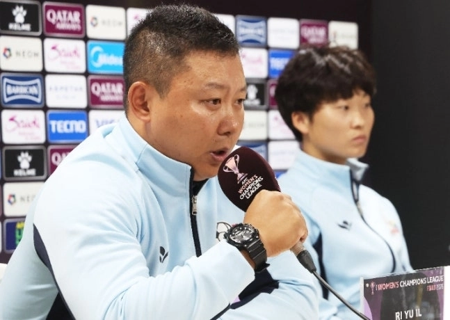 리유일 북한 내고향여자축구단 감독이 22일 경기 수원종합운동장에서 열린 아시아축구연맹(AFC) 여자 챔피언스리그(AWCL) 결승 기자회견에서 취재진 질문에 답하고 있다. 2026.5.22 연합뉴스