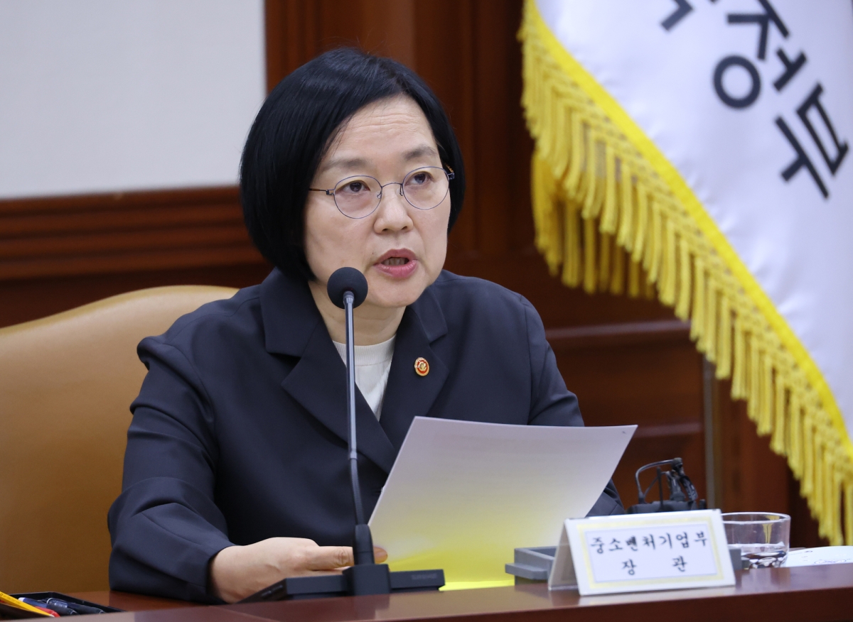 한성숙 중소벤처기업부 장관이 22일 서울 종로구 정부서울청사에서 열린 비상경제본부 회의 겸 경제장관ㆍ국가창업시대전략회의 및 부동산관계장관회의에서 모두의 창업 프로젝트 모집현황 및 향후 추진계획을 소개하고 있다. 연합뉴스
