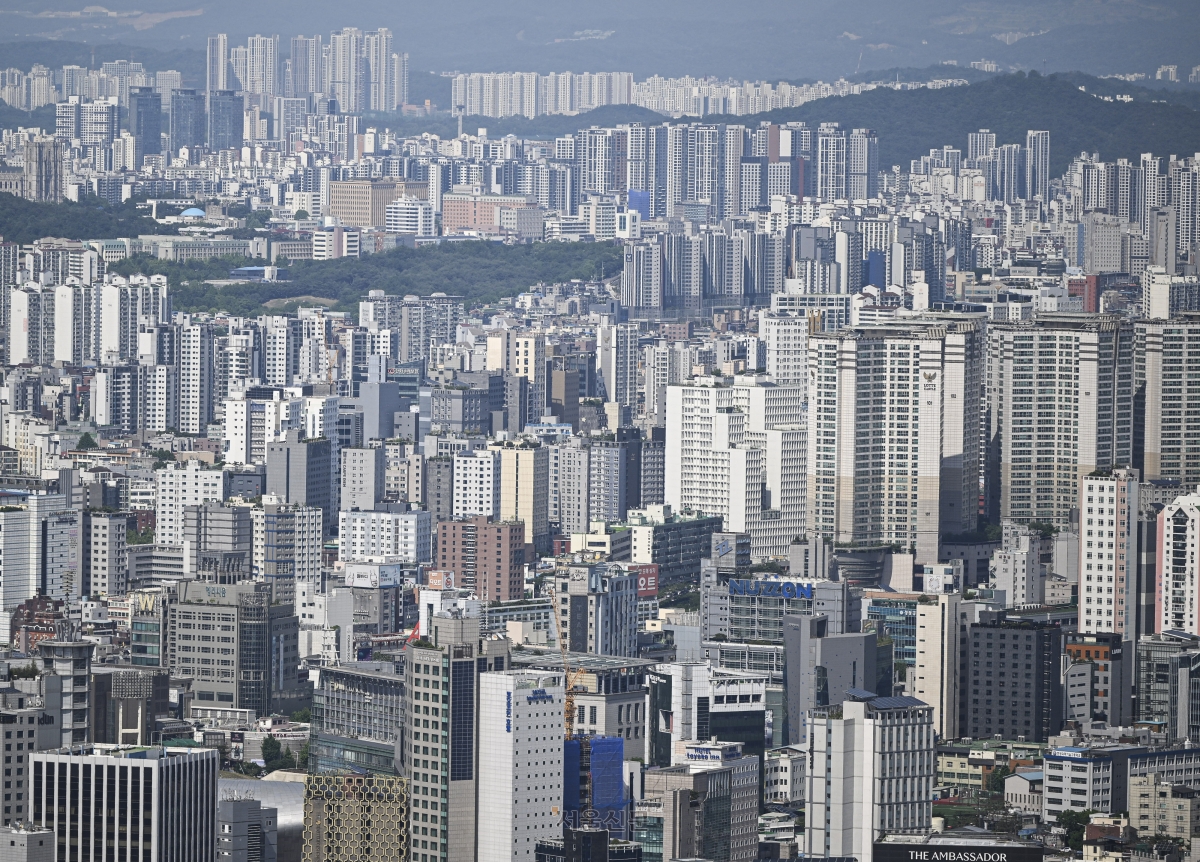 사진은 17일 서울 용산구 남산에서 바라본 서울 시내 아파트. 이지훈 기자