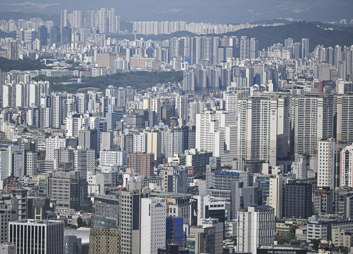 사진은 17일 서울 용산구 남산에서 바라본 서울 시내 아파트. 이지훈 기자