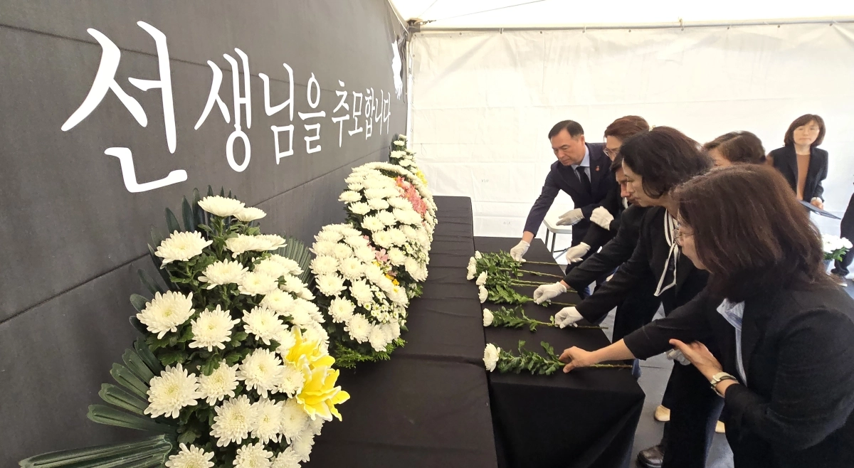 제주 중학교 교사 1주기 추모 헌화