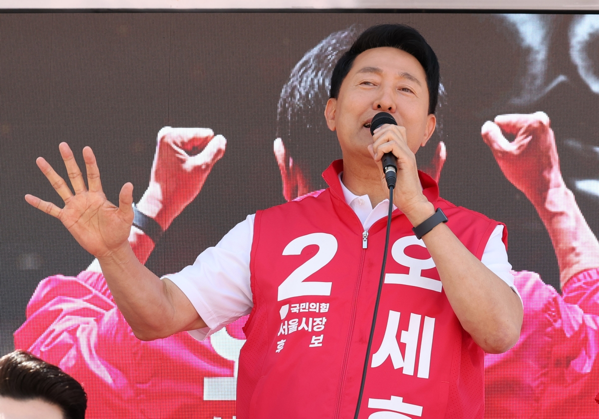 오세훈 국민의힘 서울시장 후보가 22일 서울 광진구 건대입구역 앞에서 유세를 하며 지지를 호소하고 있다. 뉴시스
