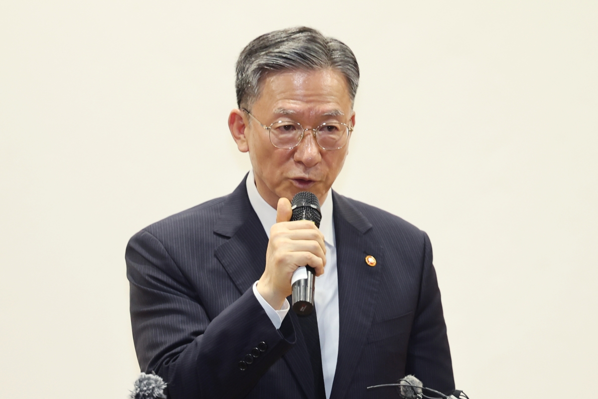 정성호 법무부 장관이 지난 15일 광주 북구 운정동 국립5·18민주묘지를 찾아 참배한 뒤 발언하고 있다.  광주 연합뉴스