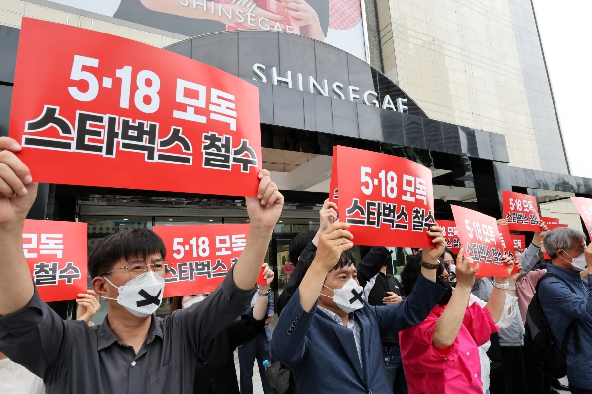 22일 오후 광주 서구 광천동 신세계백화점 광주점 앞에서 5·18 단체 관계자들이 ‘탱크데이’ 판매 촉진 행사에 항의하며 스타벅스코리아 규탄 기자회견을 하고 있다. 2026.5.22 연합뉴스