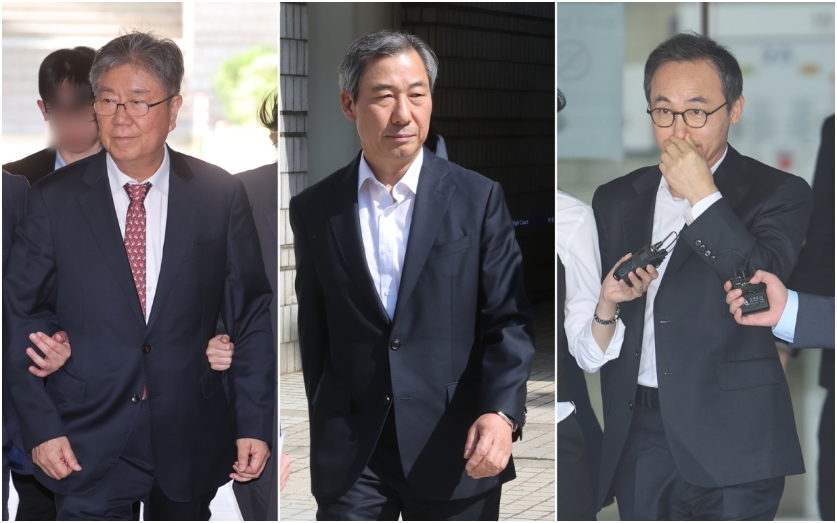 윤석열 정부 관저 이전 과정에서 예산을 불법 전용한 혐의를 받는 전직 대통령실 고위 관계자들의 구속 여부를 결정할 법원 심사가 22일 잇따라 열렸다. 사진은 이날 서울 서초구 서울중앙지법에서 열린 구속 전 피의자 심문(영장실질심사)에 출석하는 김대기(왼쪽부터) 전 대통령 비서실장과 영장실질심사를 마치고 나오는 윤재순 전 총무비서관, 김오진 전 관리비서관의 모습. 2026.5.22 연합뉴스