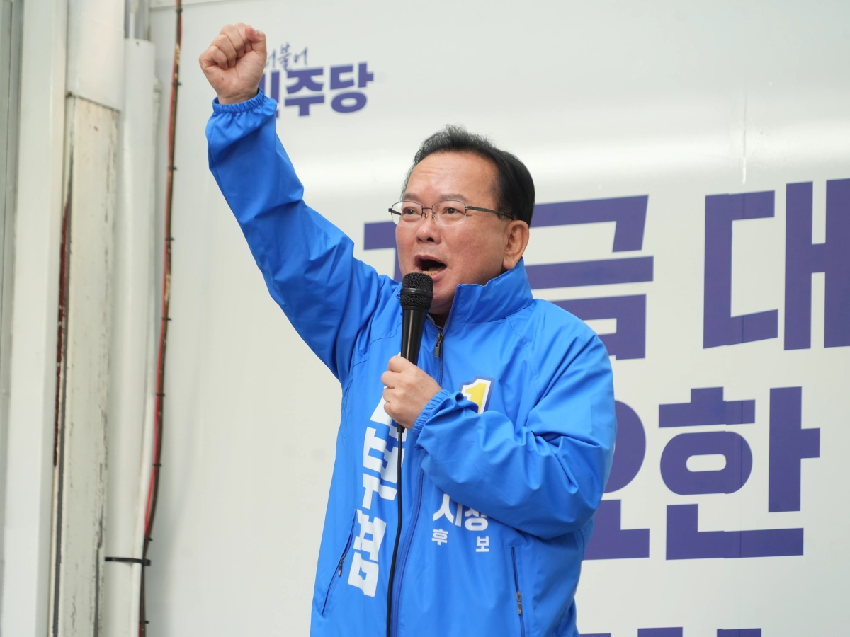 김부겸 더불어민주당 대구시장 후보가 23일 대구 중구 동성로 CGV대구한일 앞에서 유세차에 올라 지지를 호소하고 있다. 김부겸 선거사무소 제공