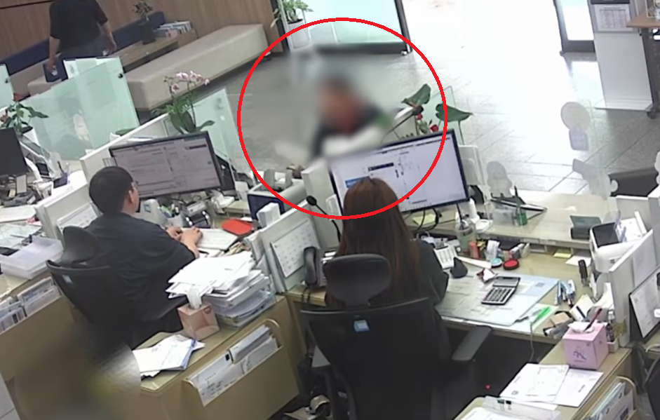 전화금융사기(보이스피싱) 피해금을 조직에 송금하려 한 수거책이 은행원의 빠른 대처로 경찰에 붙잡혔다. 경찰청 유튜브 캡처