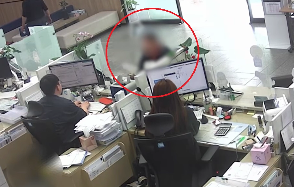 전화금융사기(보이스피싱) 피해금을 조직에 송금하려 한 수거책이 은행원의 빠른 대처로 경찰에 붙잡혔다. 경찰청 유튜브 캡처