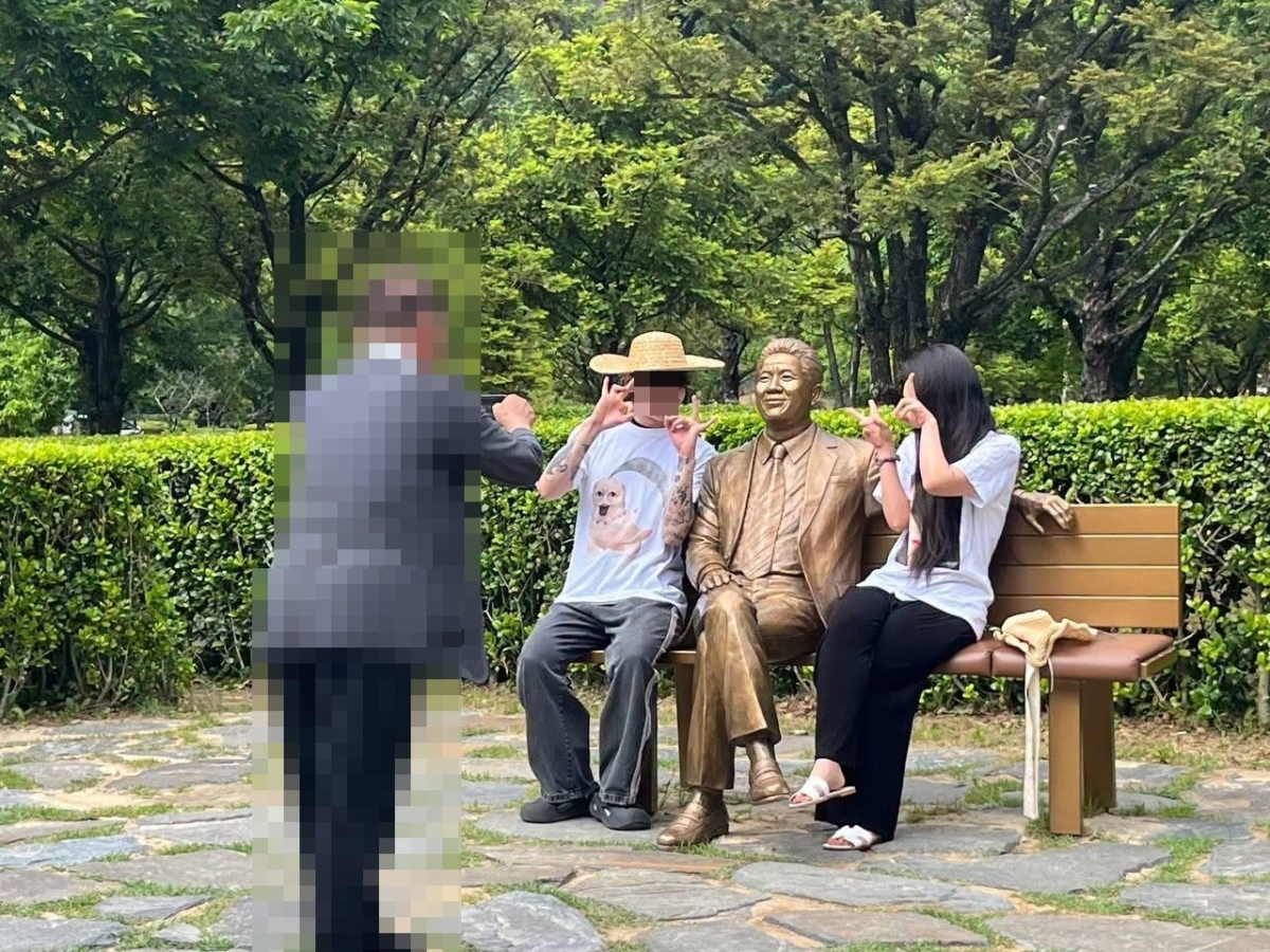 고 노무현 전 대통령 17주기 추도식이 열린 지난 23일 봉하마을 기념관에 극우 성향 온라인 커뮤니티 일베 이용자로 추정되는 방문객이 찾아와 일베를 상징하는 손가락 모양을 취하는 등 고인을 모독하는 행동을 하고 사진까지 찍고 갔다는 주장이 나왔다. 조수진 변호사 페이스북