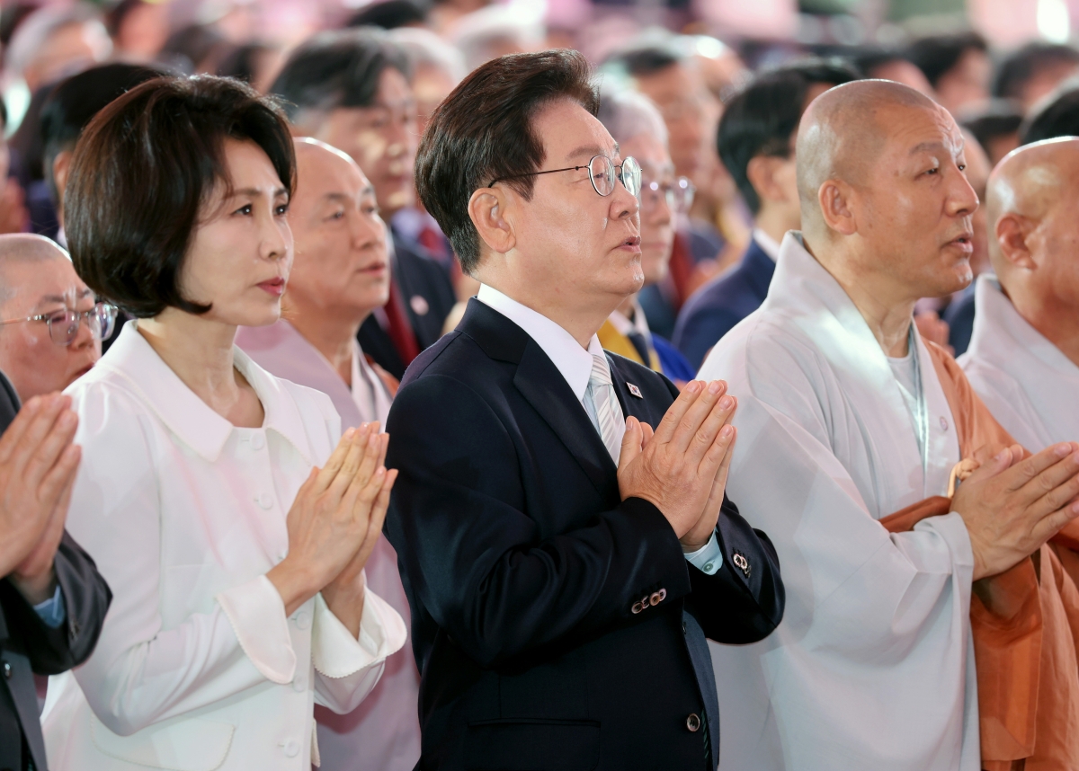 합장하는 이재명 대통령 부부와 참석자들