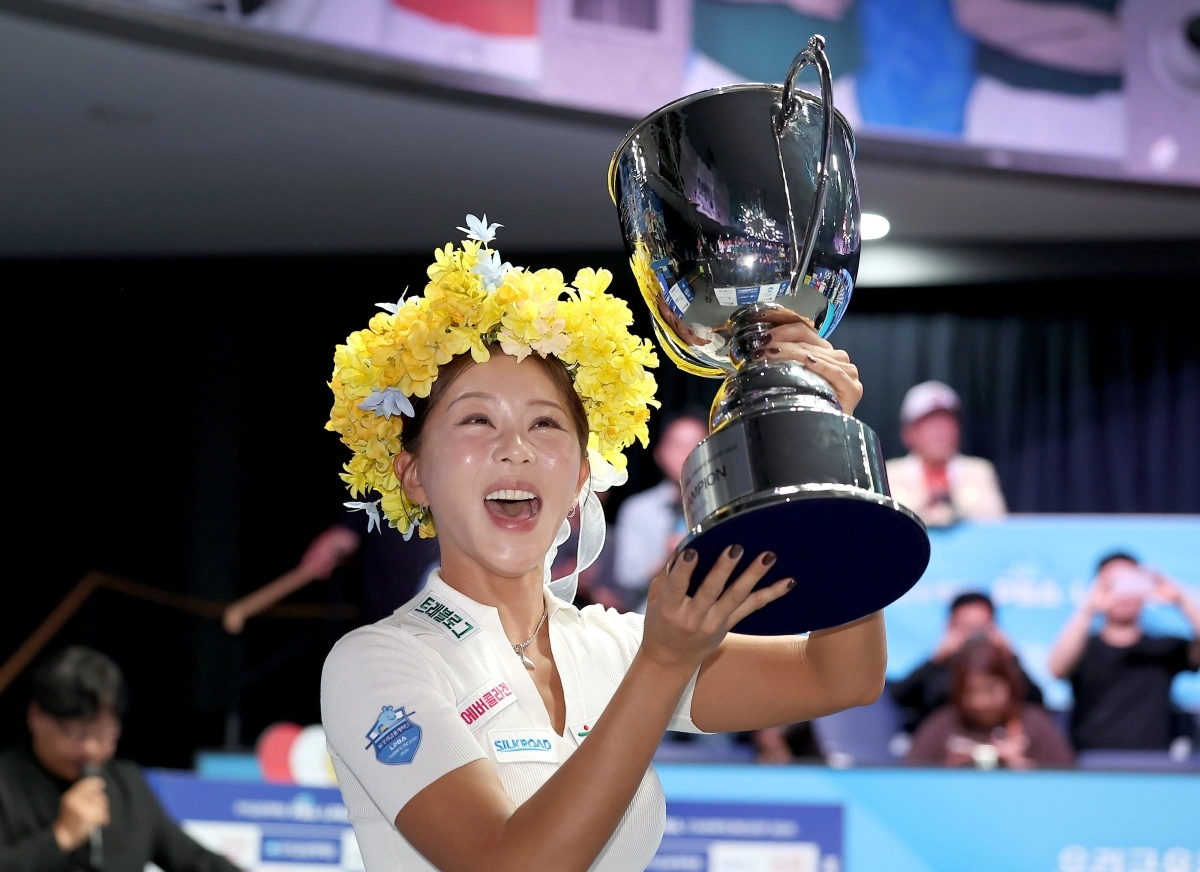 김가영이 23일 ‘고양 킨텍스 PBA 스타디움’에서 열린 프로당구 2026~27시즌 개막 투어 우리금융캐피탈 PBA-LPBA 챔피언십 LPBA 결승전에서 김민아를 누르고 우승한 뒤 우승컵을 들고 환호하고 있다. PBA제공